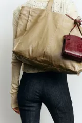 Jean de tiro alto con corte acampanado desde la rodilla, confeccionado en denim elástico de color azul oscuro. Presenta cierre frontal con botón y bolsillos delanteros insertados.