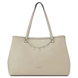 Cartera tipo tote de cuero sintético color gris, con doble asa de hombro y cadena colgante plateada con dijes de letras que forman la marca. Presenta el logo de Guess en la parte frontal y herrajes plateados.
