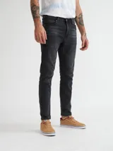 Pantalón de jean chupín color gris oscuro con efecto lavado.