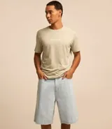 Bermuda baggy de jean color negro con pespuntes contrastantes, cierre de botón y cremallera, y bolsillos.