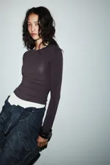 Camiseta de manga larga con cuello redondo y corte ajustado, confeccionada en tejido de mezcla de algodón suave.