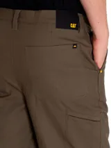 Short de gabardina color verde oliva, con cierre de cremallera y botón, bolsillos laterales y traseros, y corte regular.