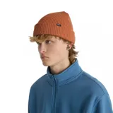 Gorro de lana Vans Core Basics color naranja con logo de la marca en etiqueta negra.