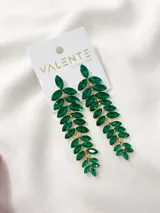 Aros largos colgantes con forma de hojas, con engarce dorado y piedras de color verde esmeralda.