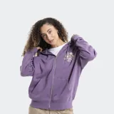 Campera con cierre frontal y capucha, color violeta, con diseño estampado de flores en el pecho y en la manga derecha. Posee bolsillos frontales tipo canguro y puños acanalados.