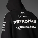 Hoodie de felpa color negro de la escudería Mercedes-AMG Petronas F1, con capucha, bolsillo tipo canguro y los logos de los patrocinadores estampados en el pecho.