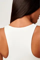 Top deportivo de cuello alto y diseño minimalista, confeccionado en poliamida con elastano, con forro interno para mayor soporte y comodidad.