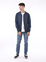 Campera de tejido de punto color beige melange, con cierre frontal y cuello tipo bomber.