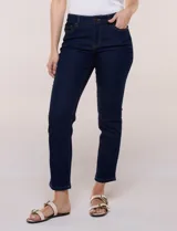 Jean skinny de tiro medio y calce ajustado, color azul clásico, con diseño de cinco bolsillos y largo al tobillo.