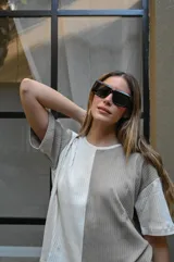 Lentes de sol con montura gruesa de forma cuadrada/rectangular, color verde oliva translúcido, y cristales tintados en tono ámbar/marrón claro.