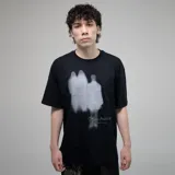 Remera negra de algodón con estampado frontal en blanco que simula dos figuras borrosas y una firma manuscrita con el texto "bullet hole" debajo.