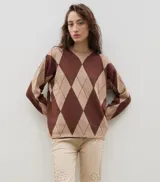 Buzo de punto con diseño de rombos en tonos azul y marrón, con cuello redondo y mangas largas.