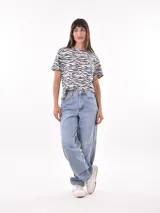 Remera blanca con estampado animal print en negro, de corte recto y mangas cortas.