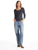 Remera de tejido rib marca Elie Tahari, con cuello redondo y mangas tres cuartos. Presenta un diseño ajustado al cuerpo y un pequeño avío metálico con logo en el ruedo.