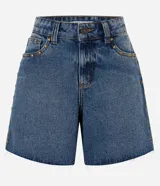 Short midi de jean azul con tiro medio, bolsillos frontales y traseros, trabillas para cinturón y detalle de tachas metálicas aplicadas en los laterales y bolsillos. El diseño se completa con un dobladillo deshilachado.