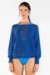 Sweater de tejido de punto metalizado color azul, de escote bote, mangas largas con puños ajustados y diseño holgado.