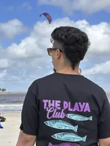 Remera color crema de algodón con estampa en la espalda de un paisaje playero con el texto "Chema Sure Chate et la mer".