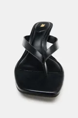 Sandalia de tacón tipo cuña color negro, con tira delantera de dedo y punta cuadrada.