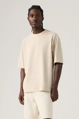 Remera de corte holgado y diseño minimalista, confeccionada en algodón pesado, con cuello redondo y mangas cortas.