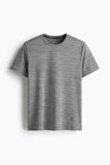 Remera deportiva de manga corta y cuello redondo, color gris jaspeado, confeccionada en tejido de malla funcional DryMove™ transpirable y elástico.