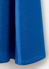 Vestido midi de tirantes finos y escote en V, color azul, con costuras decorativas verticales que realzan la silueta evasé.