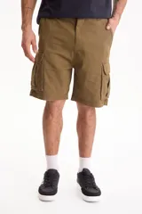 Bermuda cargo de gabardina verde militar, con bolsillos laterales con solapa y cierre frontal.