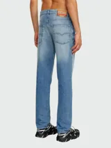 Pantalón de jean Diesel modelo D-Finitive, de corte recto, color celeste con lavado claro y detalles de desgaste. Tiene bolsillos delanteros y traseros, cierre con botón y cremallera, y etiqueta de la marca en el bolsillo trasero.