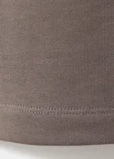 Pantalón de corte ancho, estilo relaxed, color gris topo, con cintura elástica ajustable mediante cordón.