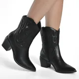 Bota texana de caña media, confeccionada en cuero sintético negro, con diseño de costuras decorativas en la caña, taco cuadrado y punta fina.