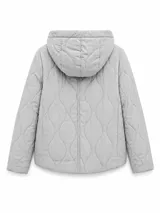 Campera puffer color beige con diseño acolchado, capucha desmontable, bolsillos frontales con solapa y cierre de cremallera.