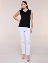 Blusa de punto fino azul marino sin mangas, con escote redondo y sisas decoradas con ribete festoneado blanco.