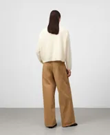 Pantalón de mujer color camel, estilo barrel fit, confeccionado en denim de algodón 100%. Presenta cierre con botón metálico, cinco bolsillos y pierna ancha con pinza bajo la rodilla.