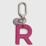 Llavero tipo charm con mosquetón metálico plateado, placa circular grabada con la marca Bubba y un aro circular de color fucsia.