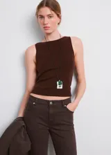 Jeans Sienna de corte recto y tiro medio, en color marrón oscuro, con bolsillos tradicionales y cierre frontal con botón y cremallera.