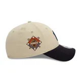 Gorro New Era 9FORTY ajustable, color beige con visera negra, logo de los New York Yankees bordado en el frente y parche conmemorativo de la Serie Mundial en el lateral.