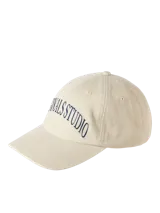 Gorro tipo béisbol color beige, confeccionado en algodón, con visera curva y logo bordado en azul oscuro que dice "NALS STUDIO".