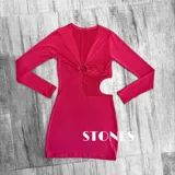 Minivestido fucsia de mangas largas, escote en V con detalle de aro metálico y abertura cut-out en la cintura.