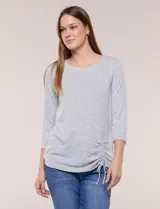Remera gris melange de manga 3/4 con estampado de rayas finas, escote redondo y detalle de frunce lateral regulable con cordón ajustable.