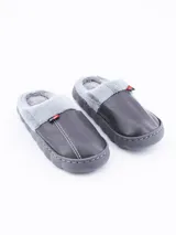 Pantuflas cerradas color gris con interior de piel sintética y detalle de costuras blancas.