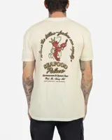 Remera blanca con estampa frontal pequeña inspirada en un restaurante de mariscos y estampa grande en la espalda.