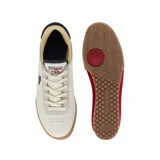 Championes urbanos Lacoste Aura 225 7 SMA, color blanco con detalles en azul y rojo, y suela color caramelo.