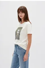 Remera de algodón color blanco, con cuello redondo, mangas cortas y estampa frontal rectangular con motivo de animal print estilo cebra y la palabra 'ICON'.