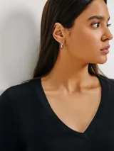 Camiseta marrón de manga corta con cuello en V.