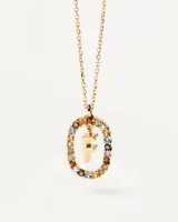 Collar dorado con dije de la letra F rodeada de piedras de colores.