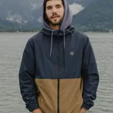 Campera cortaviento Maui and Sons con diseño bicolor en azul y beige. Cuenta con capucha ajustable, cierre frontal completo, bolsillo en el pecho y puños elásticos.
