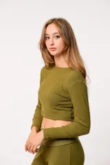 Top blanco de felpa con lycra, corte crop y mangas largas.