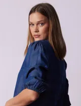 Blusa celeste de tencel, marca Alex & Parker, con escote en V y manga corta amplia.