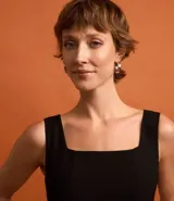 Top cropped negro de crepé, con escote cuadrado y breteles anchos. Presenta cierre en la espalda con tirador metálico en forma de corazón.