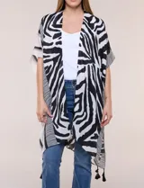 Kimono Do Everything In Love de gasa con estampado animal print en blanco y negro, manga amplia japonesa y terminación de ruedo con borlas.