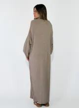 Vestido largo de punto, con cuello alto y mangas largas holgadas. Diseño de corte recto y estilo minimalista.